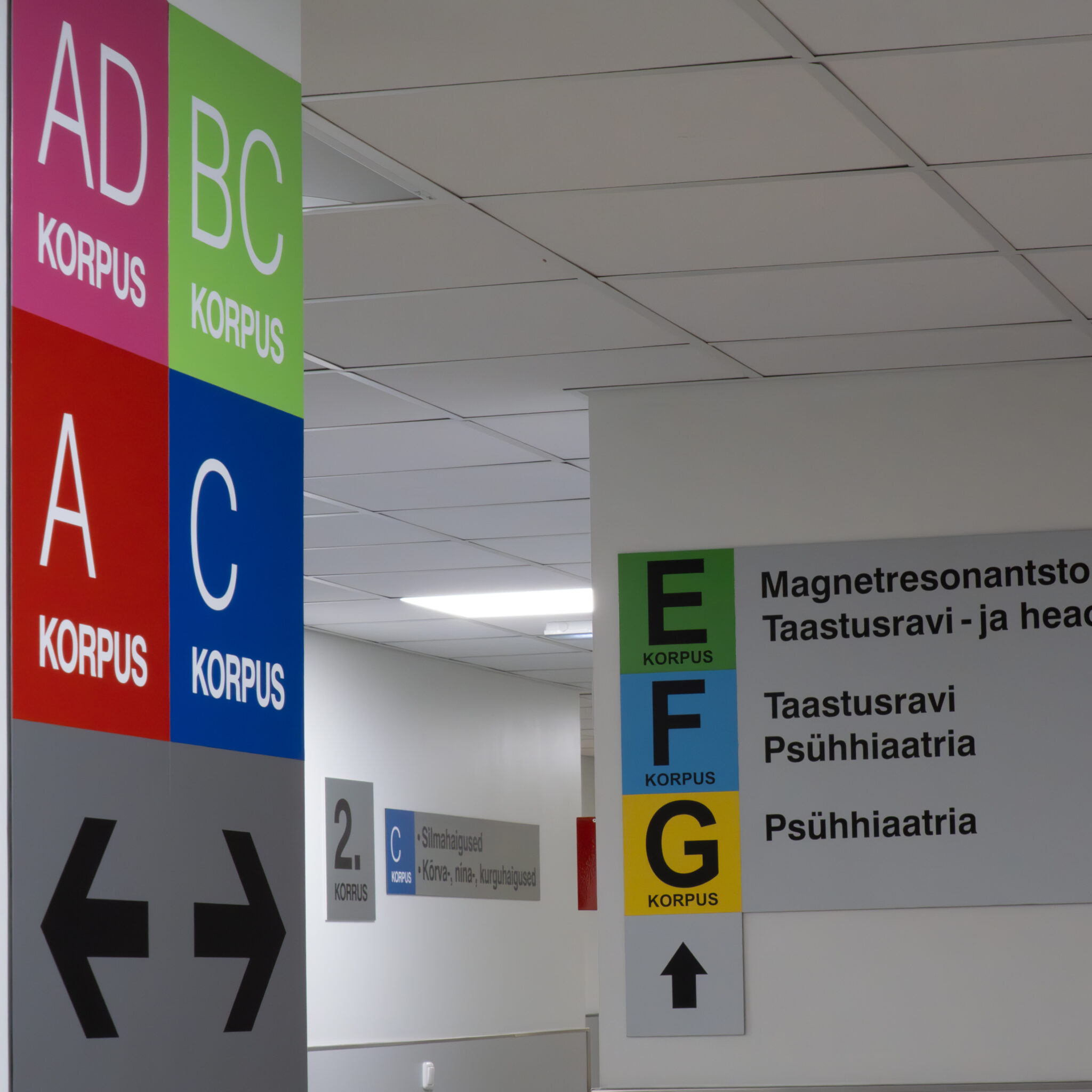 Sildid suunavad haigla eri osakondadesse.