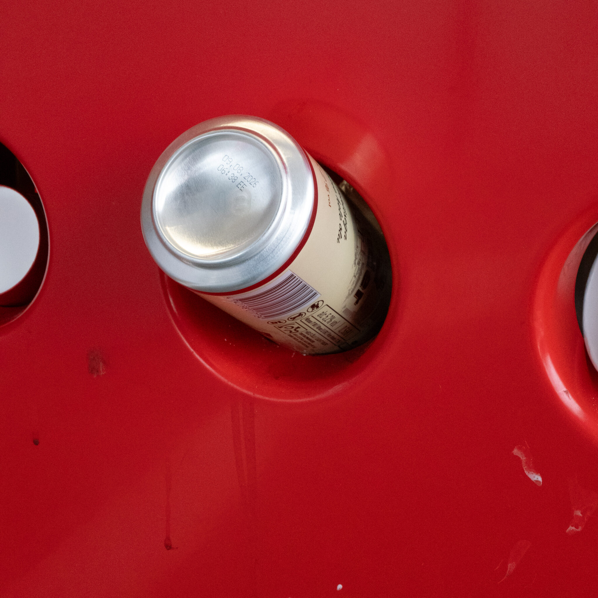 Õllepurk on asetatud punasesse joogiautomaati.