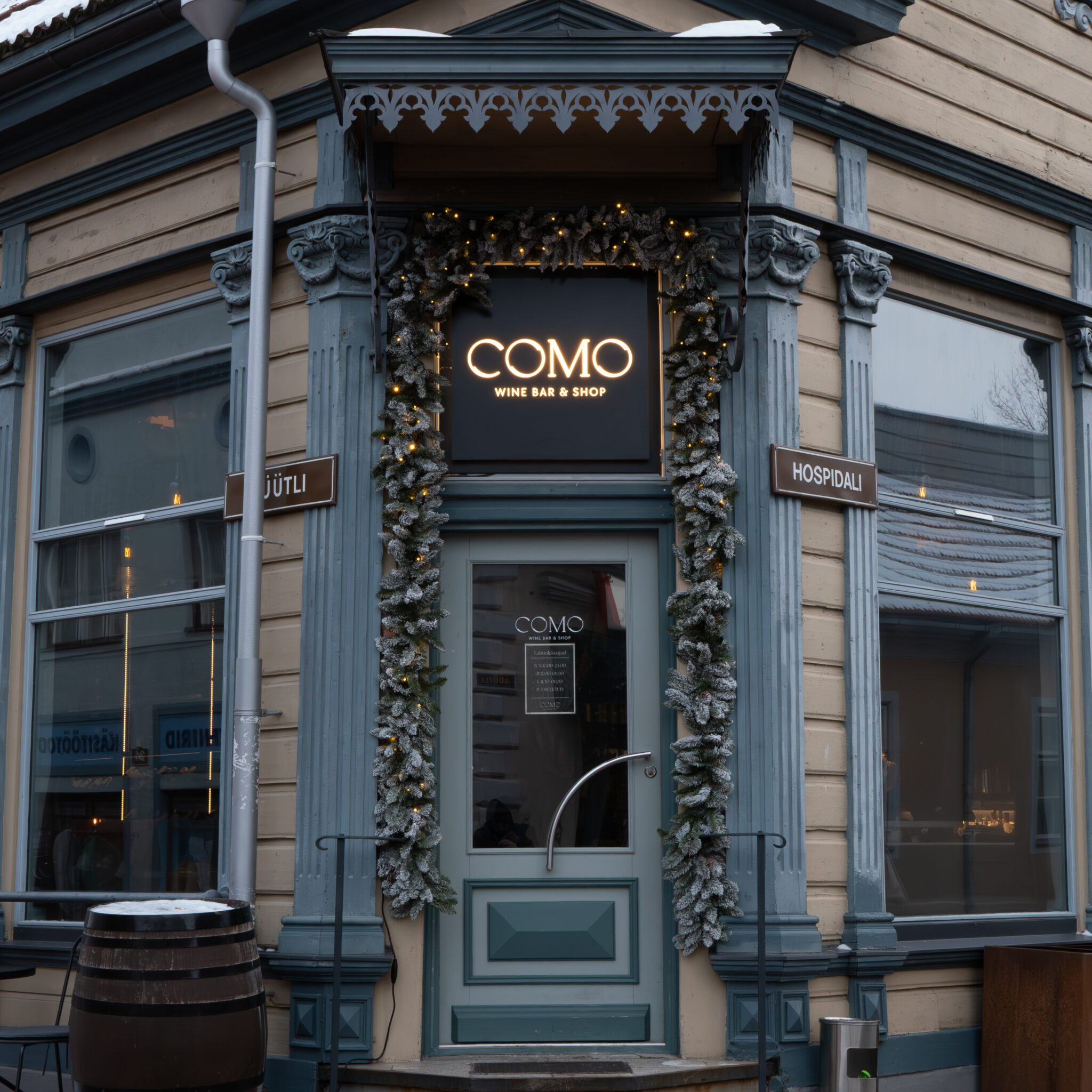 Como Wine Bar & Shopi sissepääs pidulike kaunistustega.