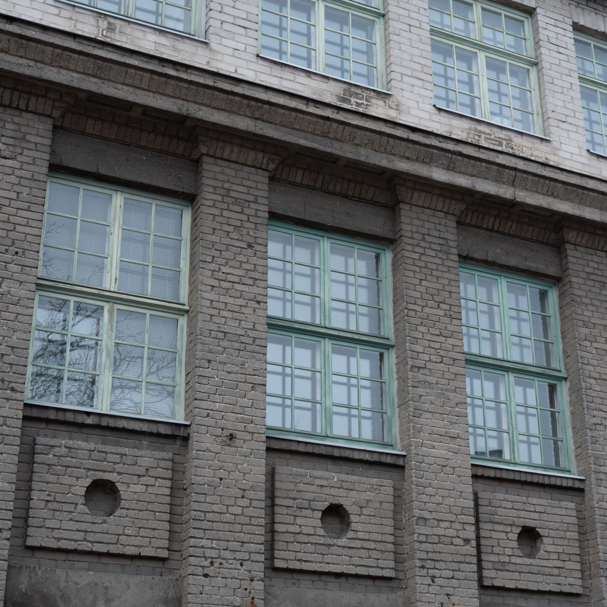 Hall tellishoone mündiroheliste akendega.