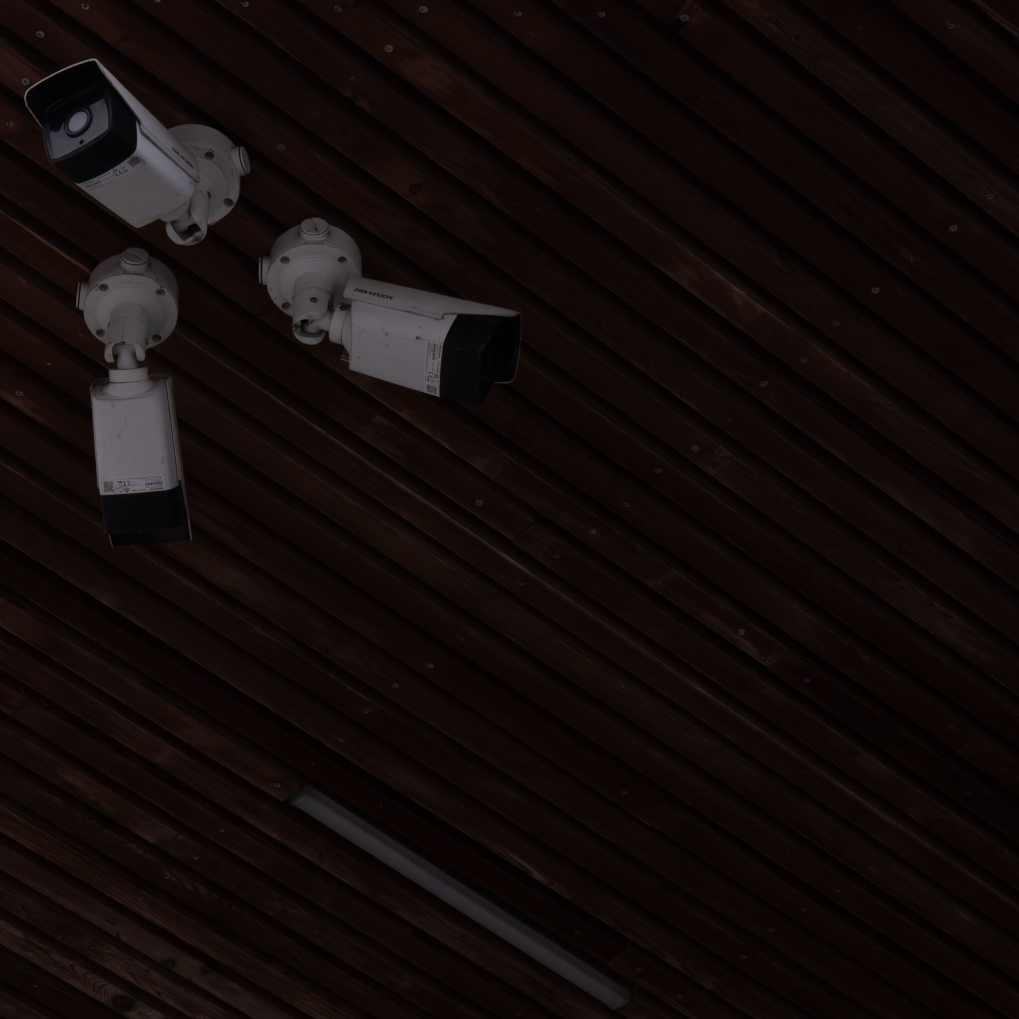 Kolm turvakaamerat puitlae all.