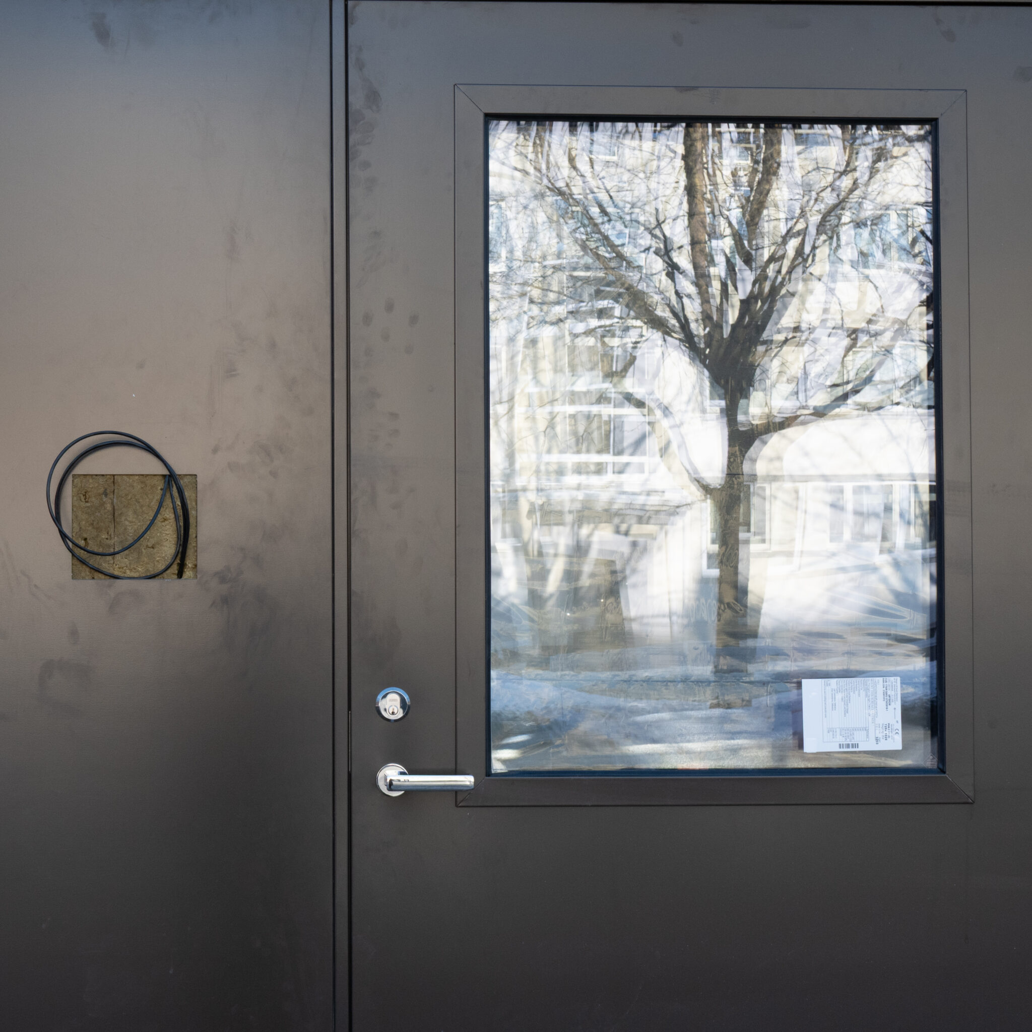 Must uks akna ja puupeegeldusega.