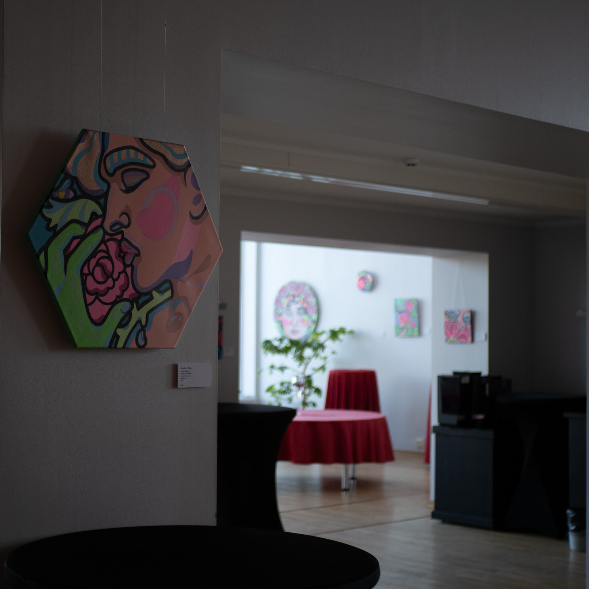 Kunstiteosed ja laud galeriis.