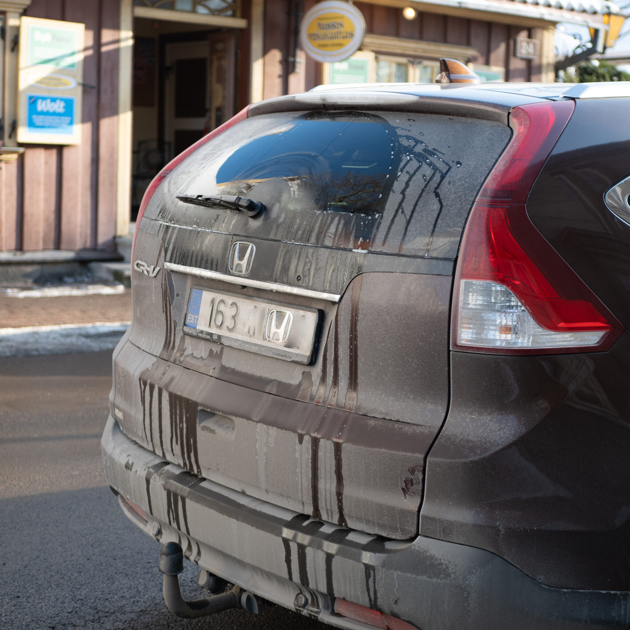 Honda CR-V jääga kaetud tagaosaga.