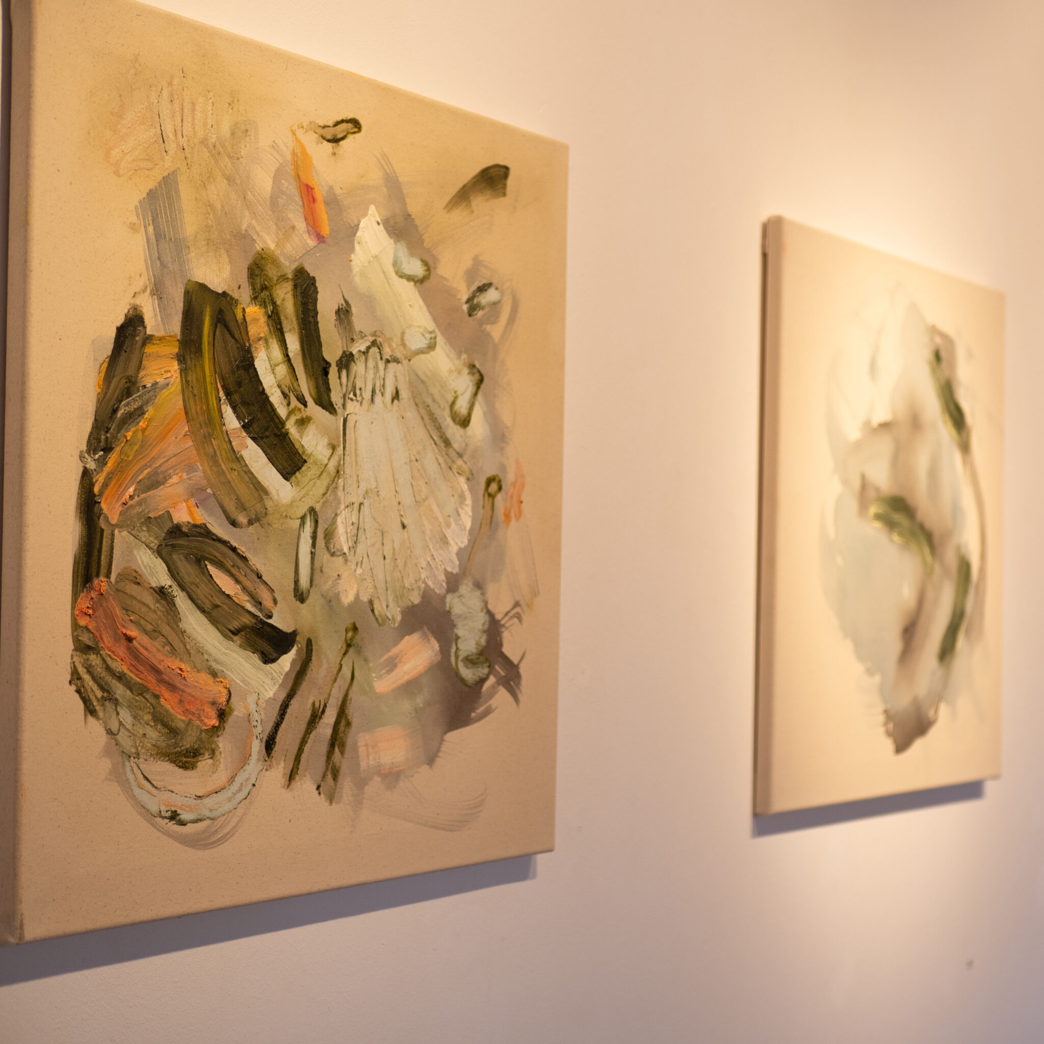 Seinal ripuvad kaks abstraktset maali.