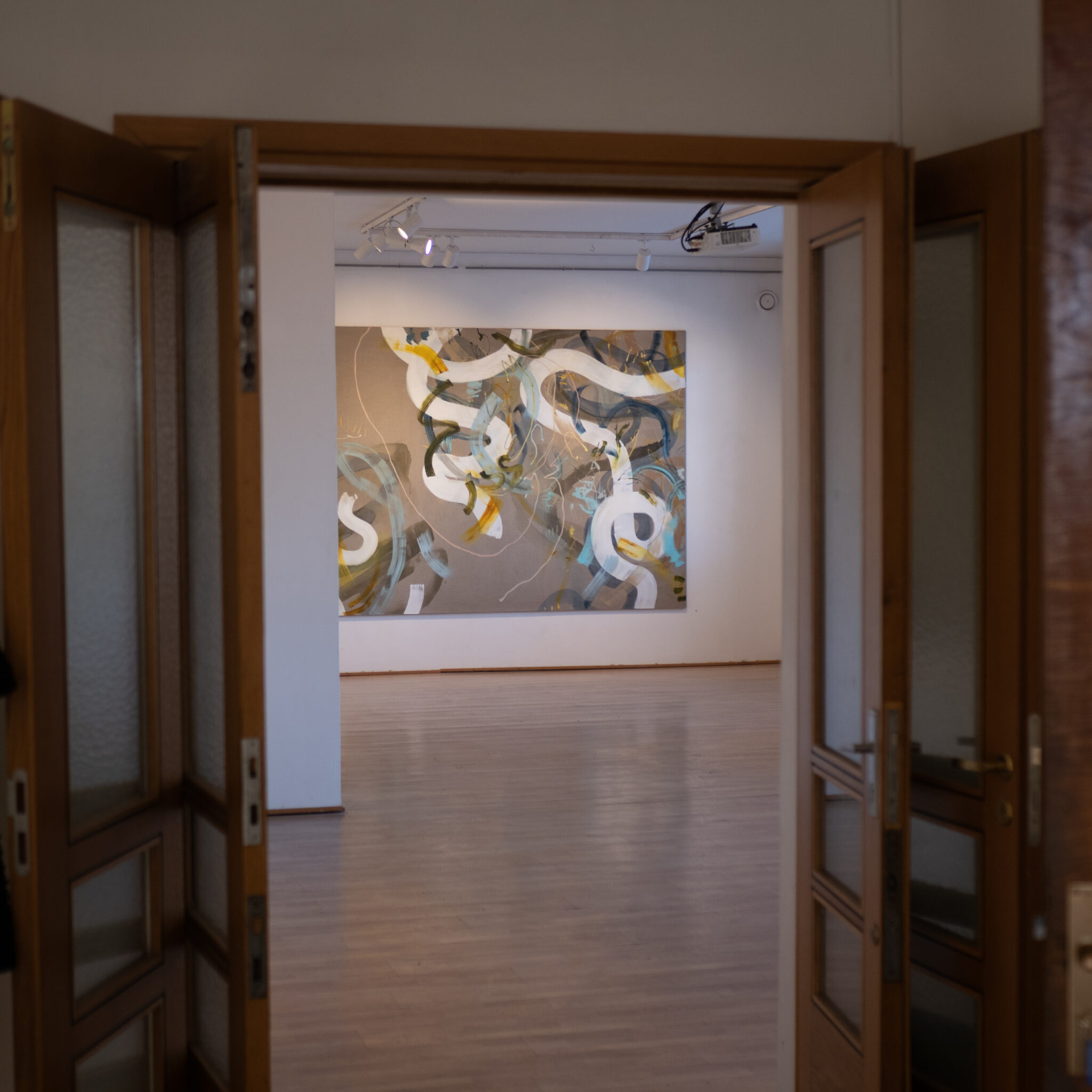 Kunstigalerii seinal oleva abstraktse maaliga.