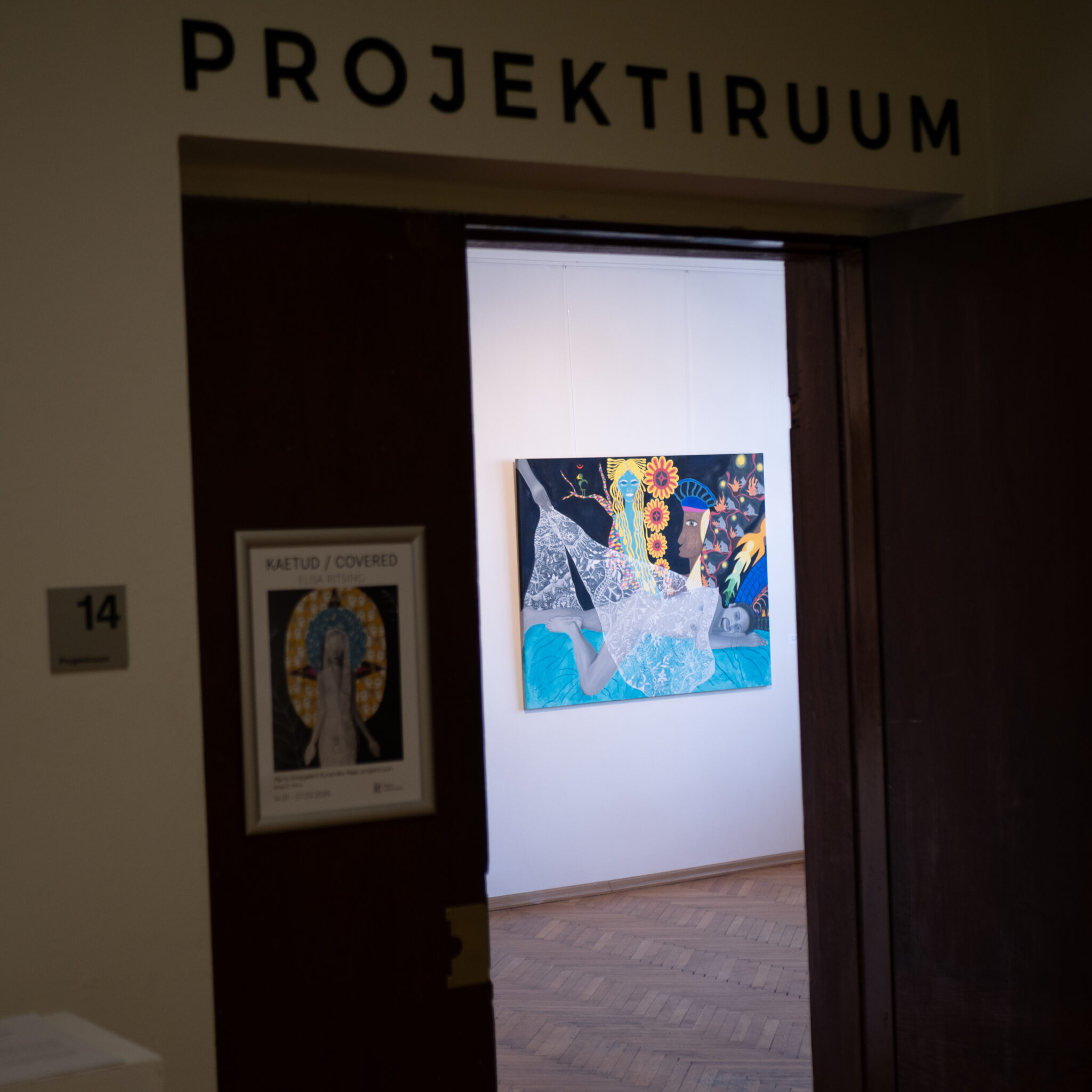 Sissepääs Projektiruumi, sees kunstiteosed.