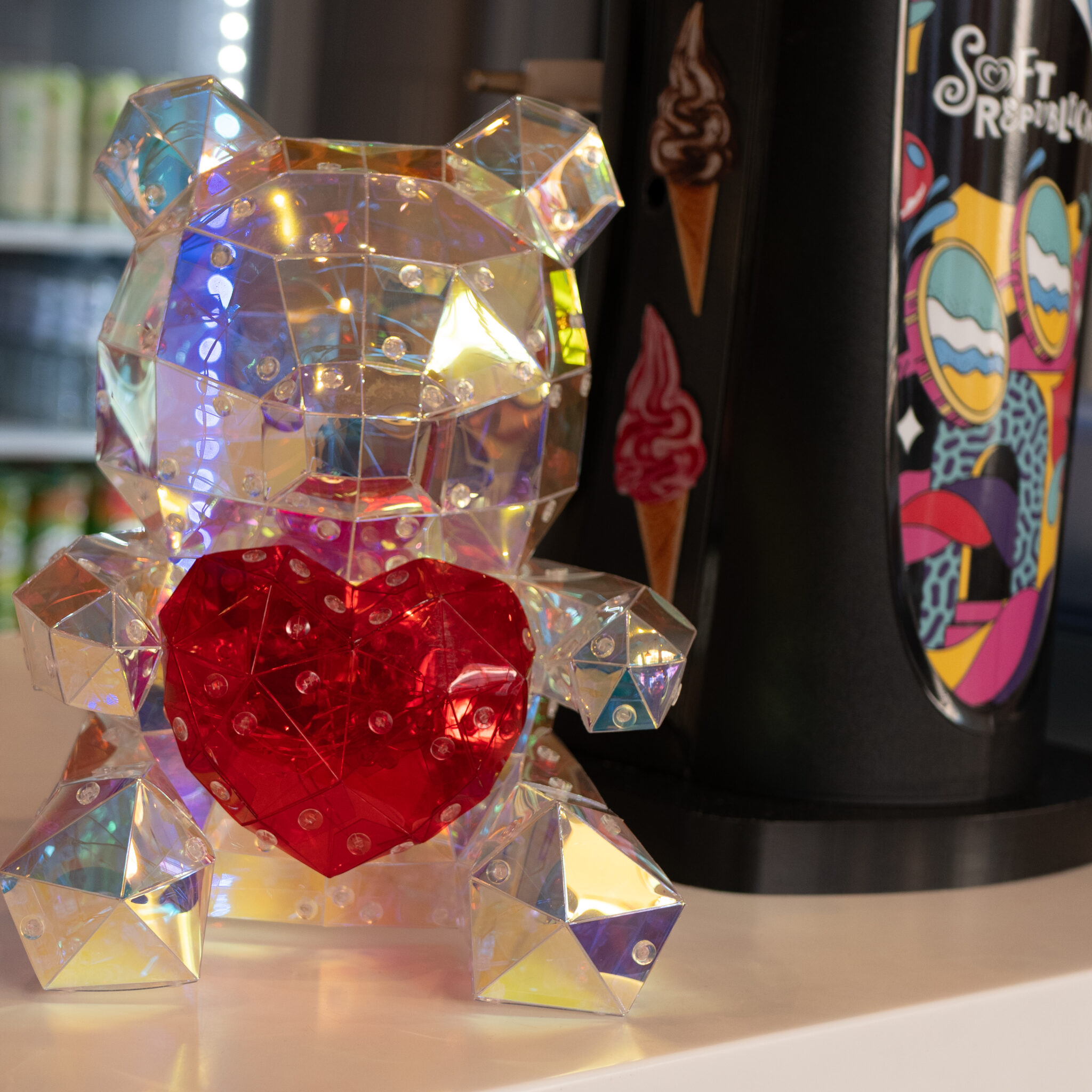 Kristallist karu punase südamega seisab letil.