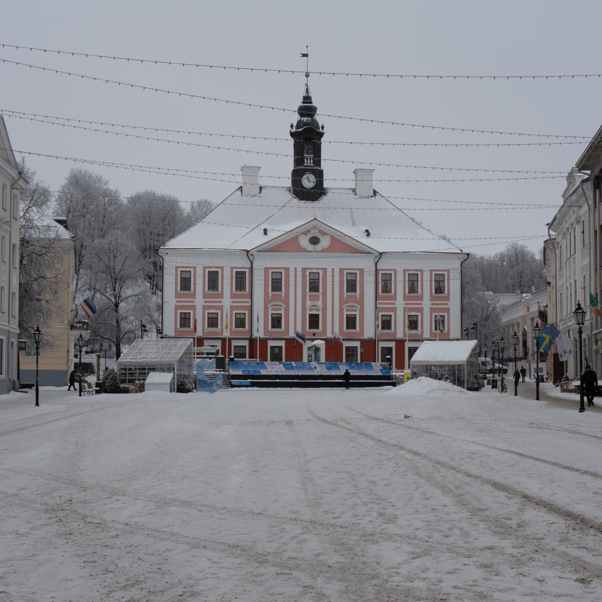 Ajalooline kellatorniga hoone lumisel väljakul.
