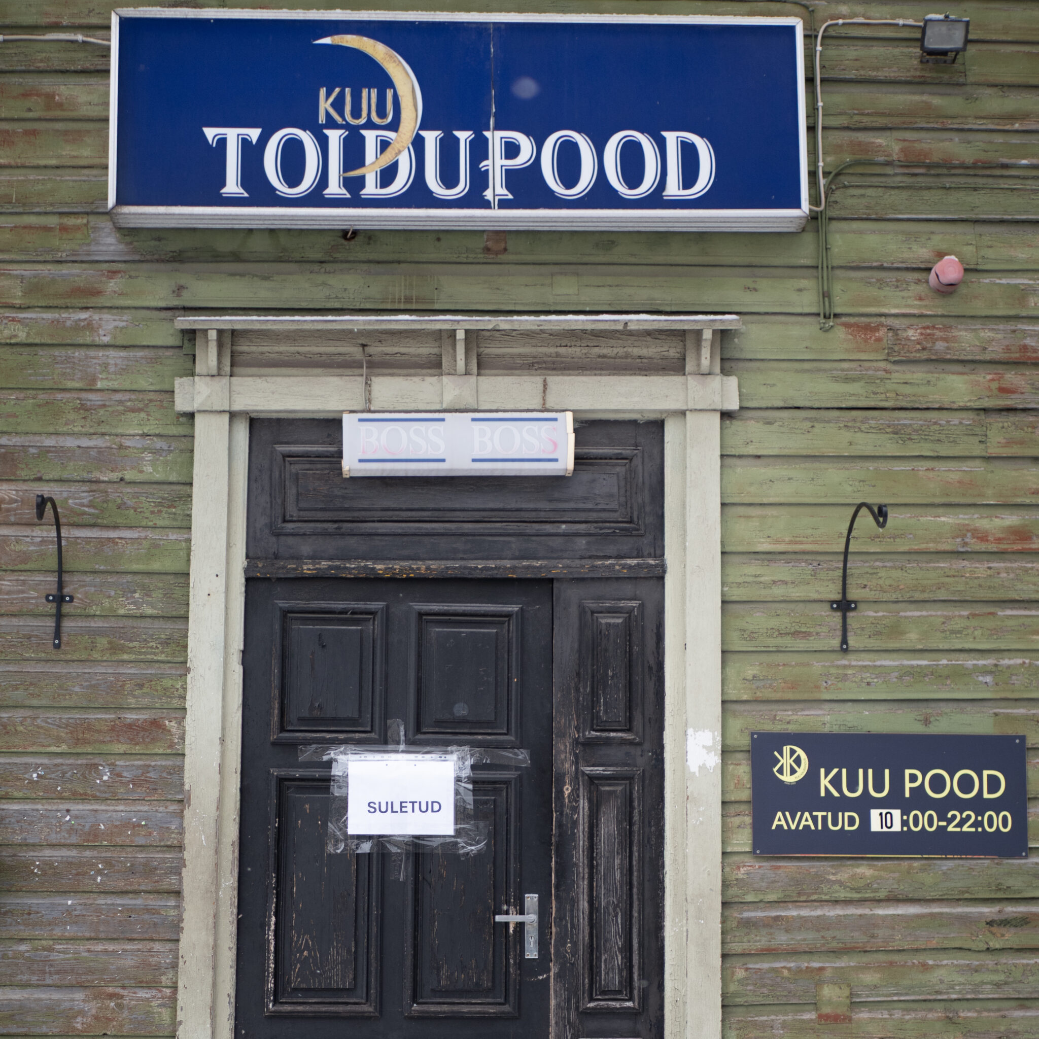 Puidust hoone KUU POE sildiga.