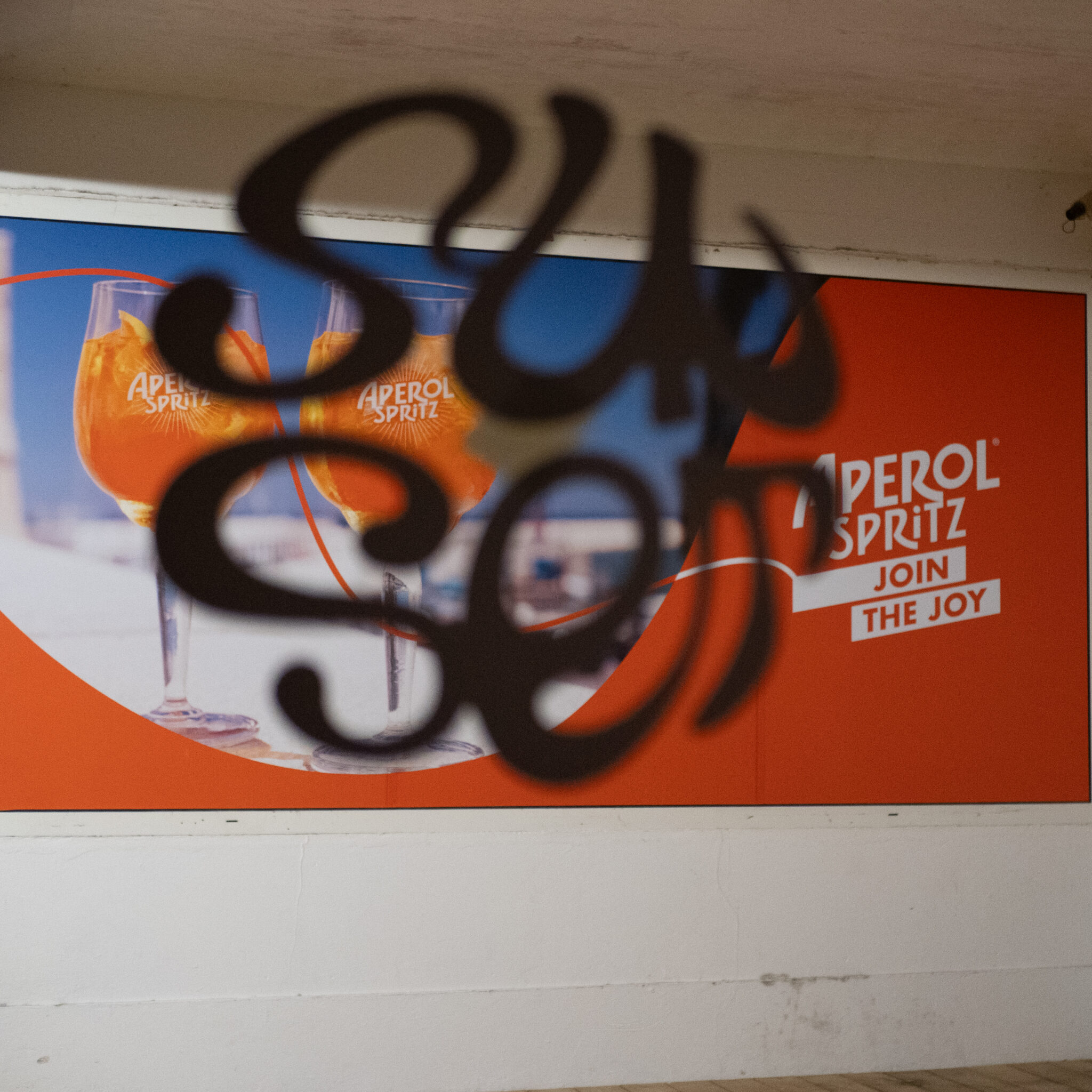Aperol Spritzi reklaam grafitiga kaetult.