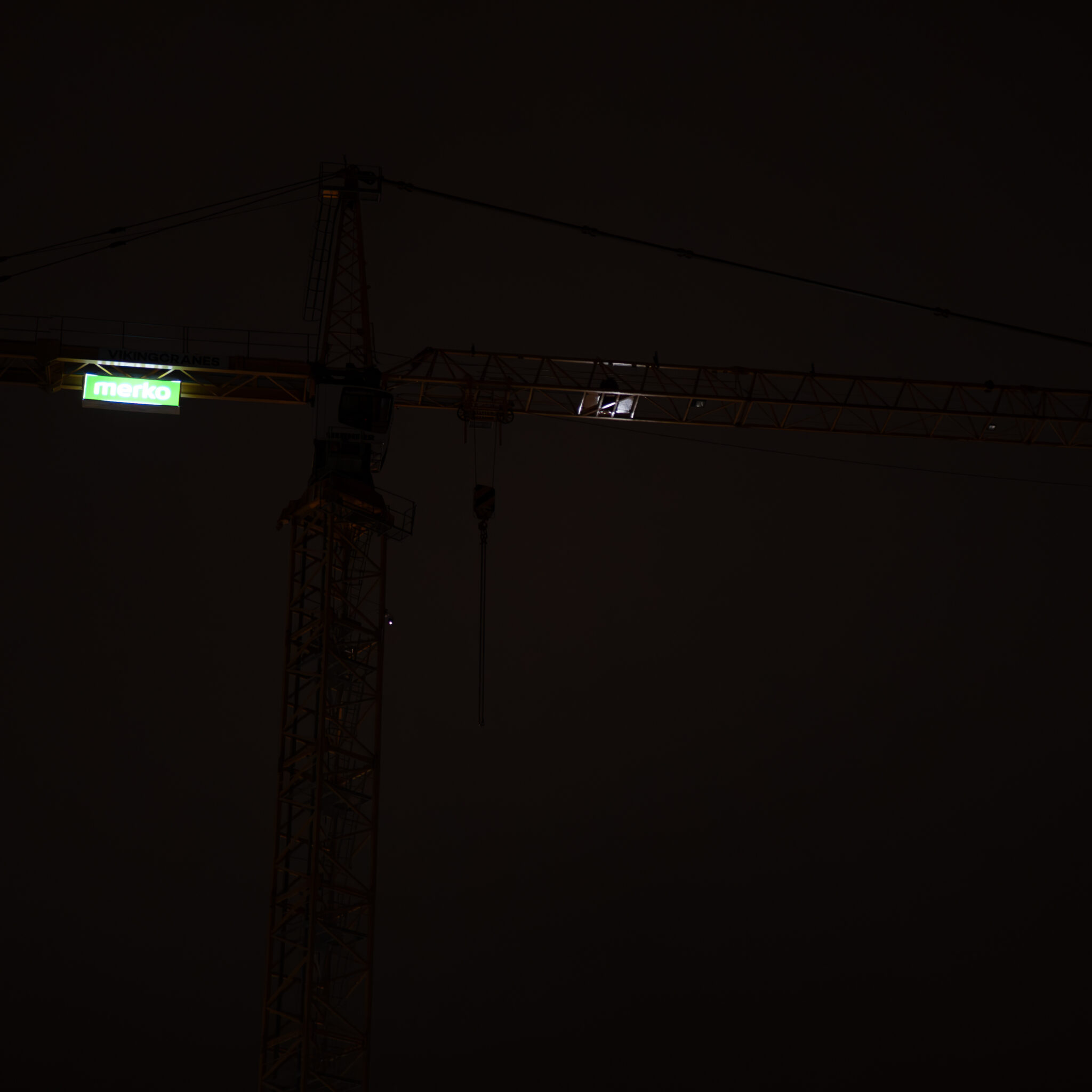 Kraana kõrgub tumeda taeva taustal.