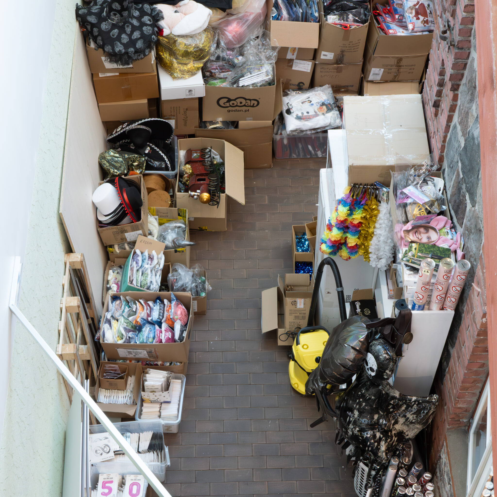 Kitsas allee täis kaste ja peotarvikuid.