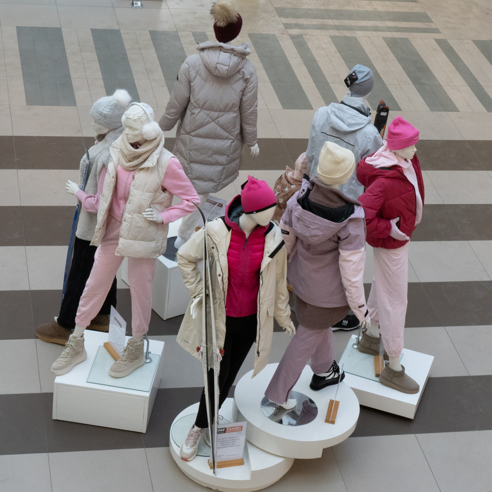 Mannekeenid talveriiete väljapanekul kaubanduskeskuses.