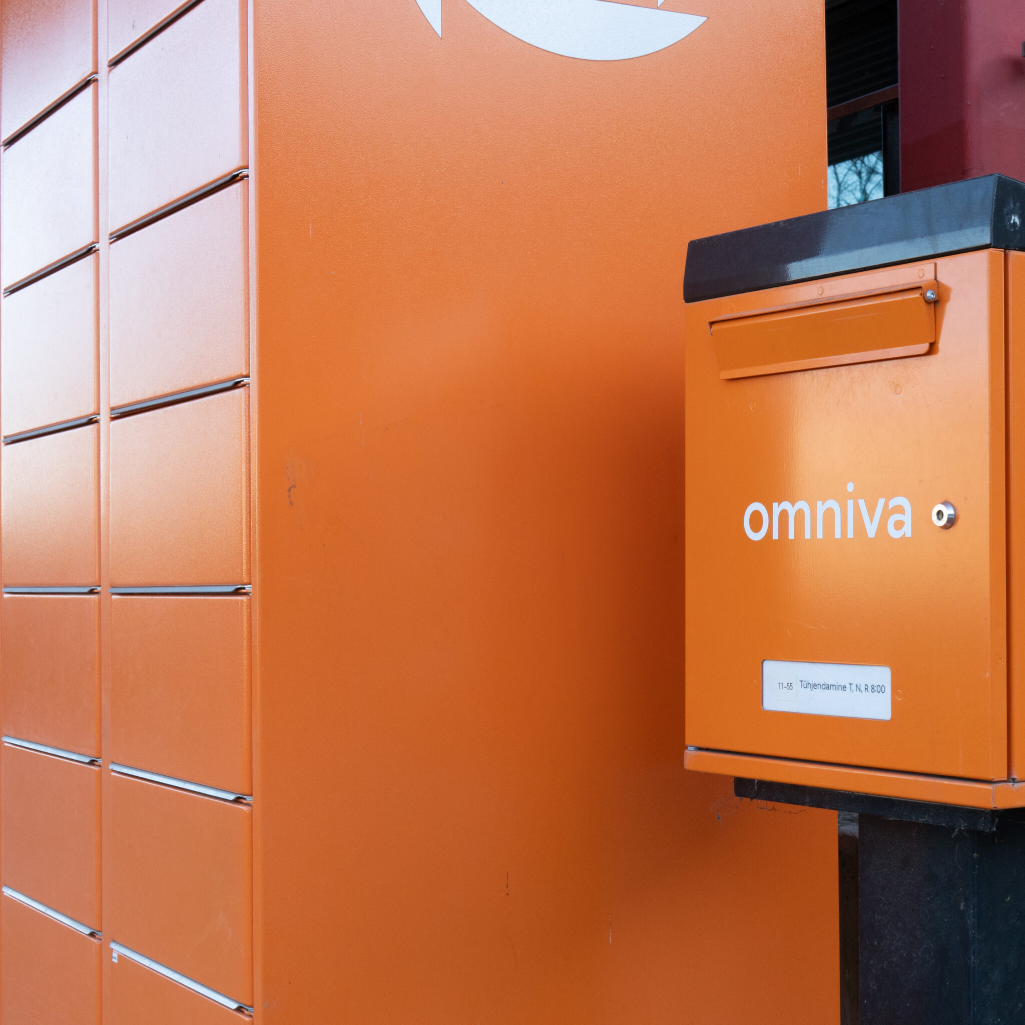 Omniva oranž postkast seina ääres.