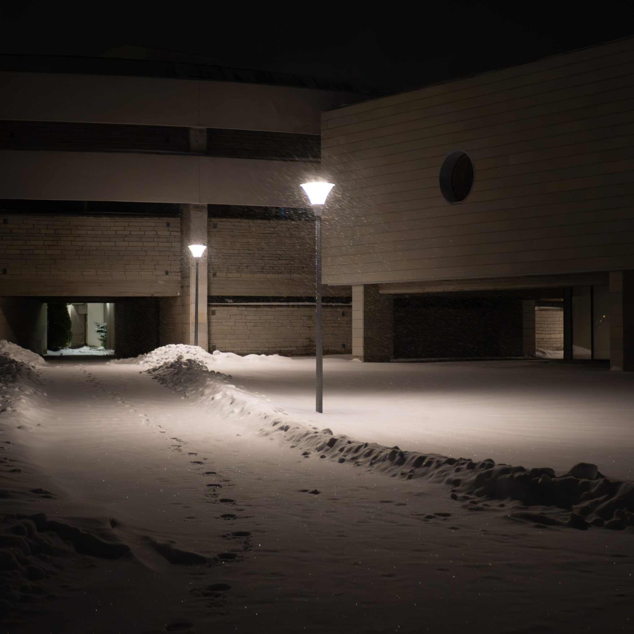 Lumine sisehoov öösel valgustatud tänavalampidega.