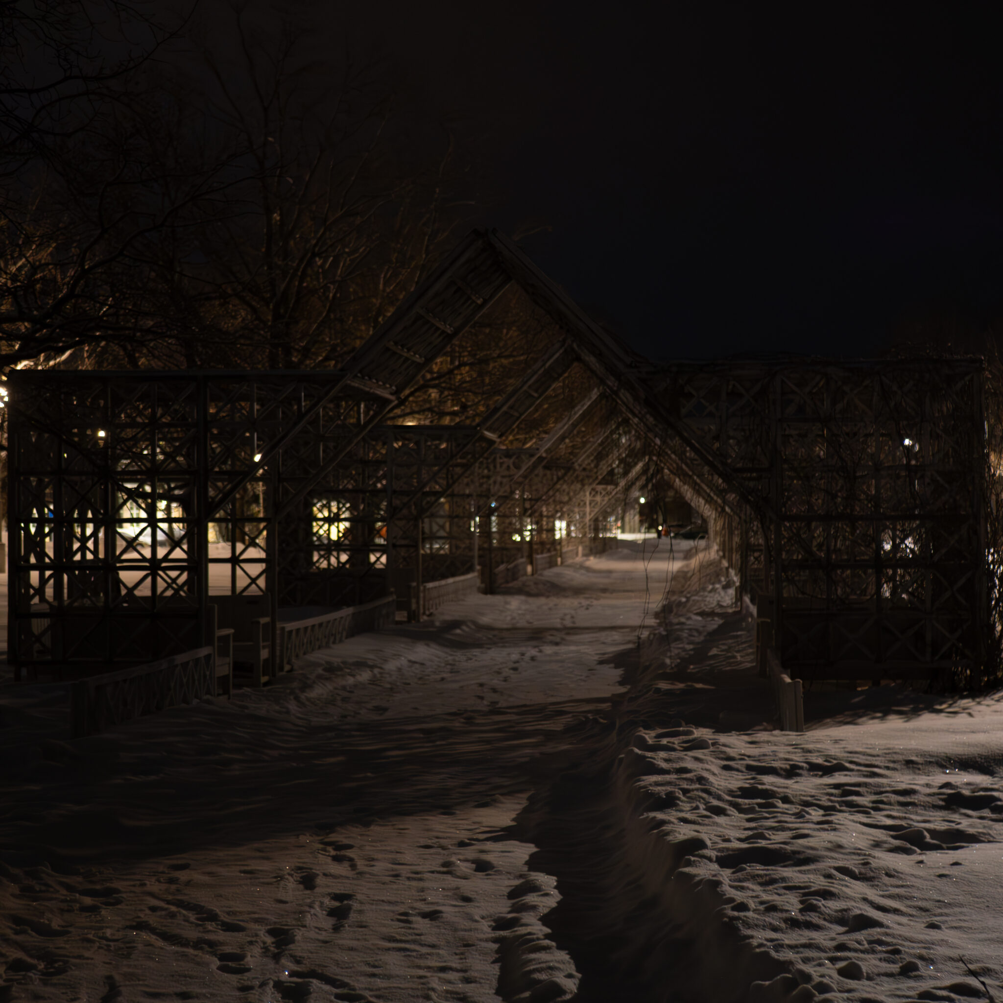 Lumine rada viib öösel tumeda valgustatud rajatiseni.