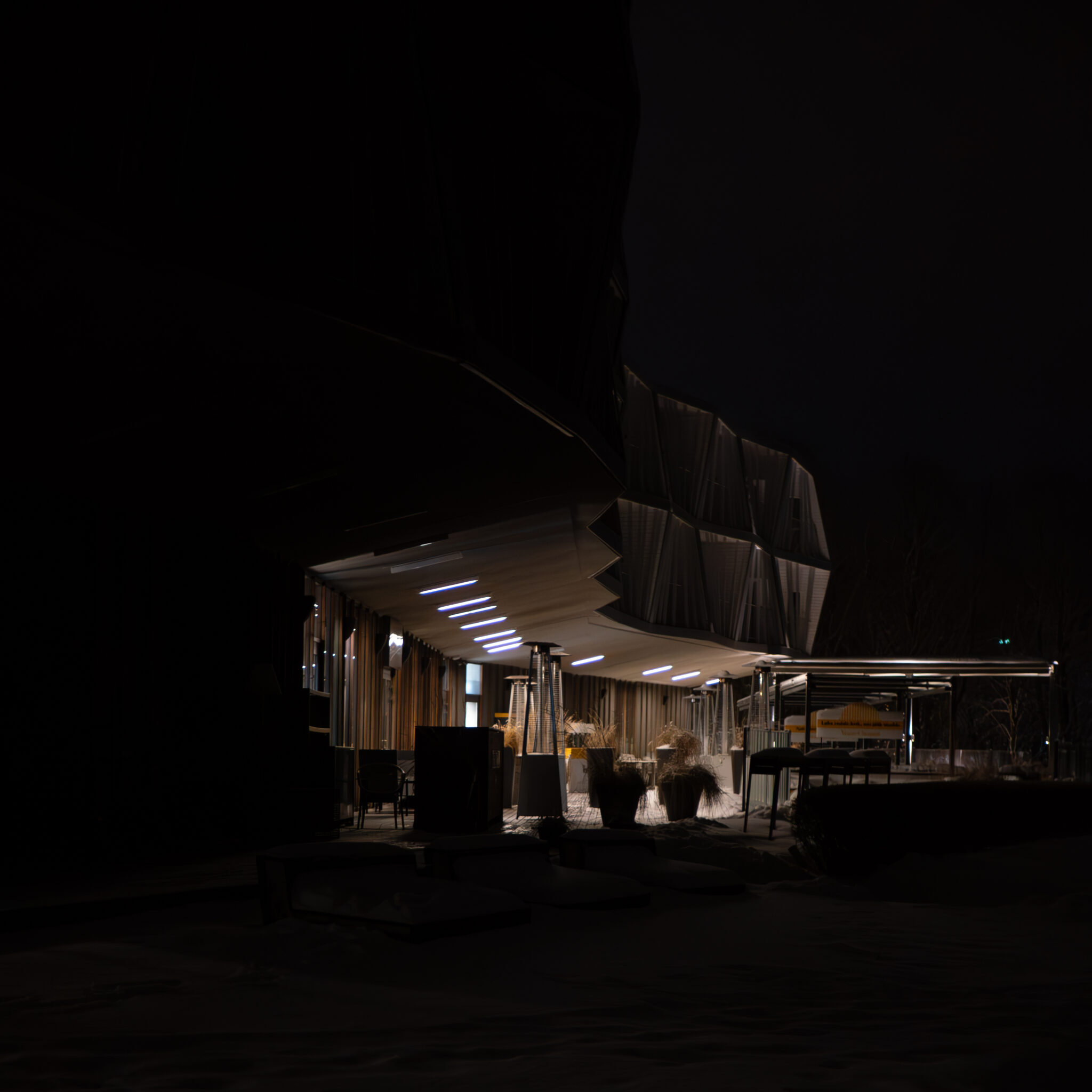 Tume moodne hoone terrassi ja õuesoojenditega.