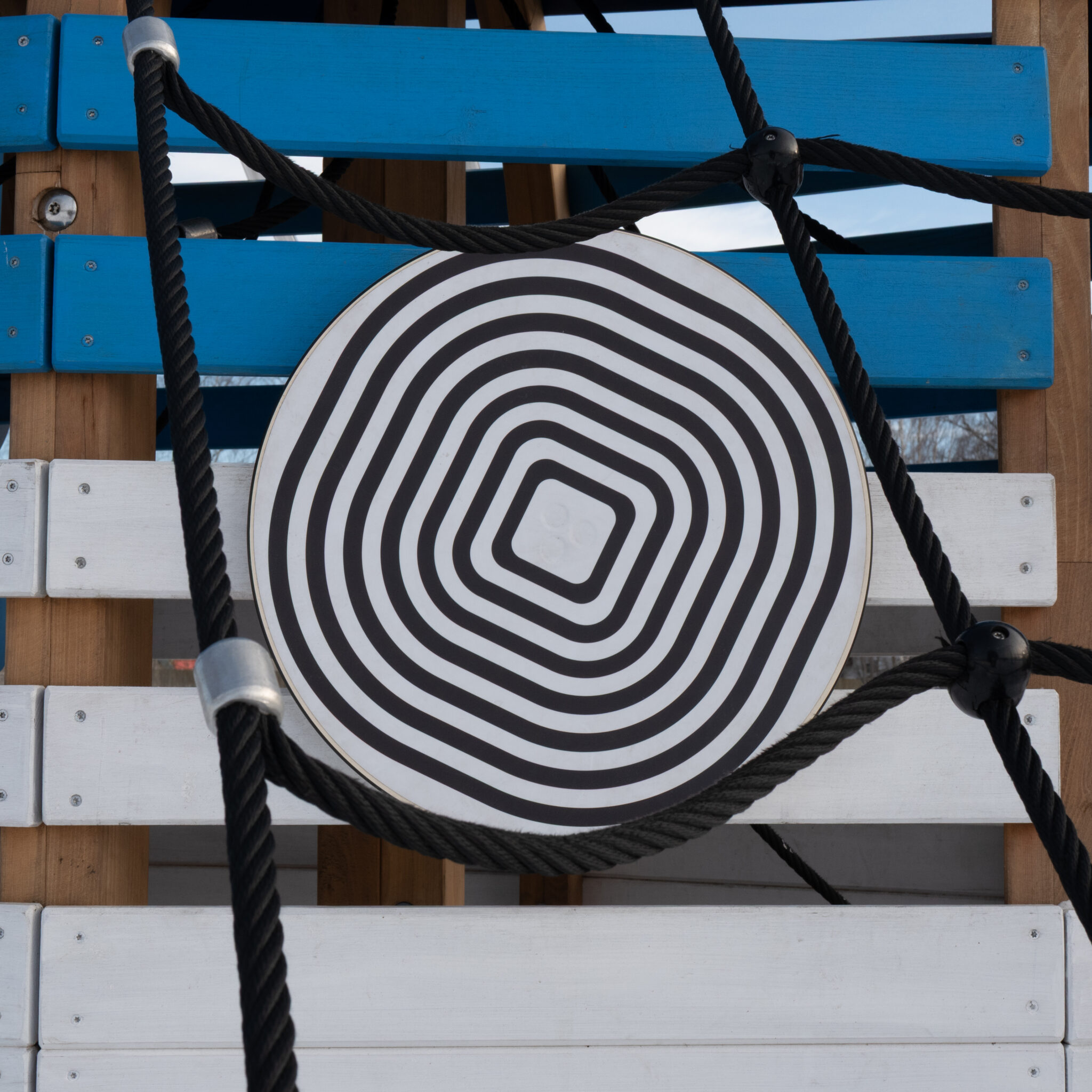 Ringikujuline optiline illusioon mänguväljaku atraktsioonil.