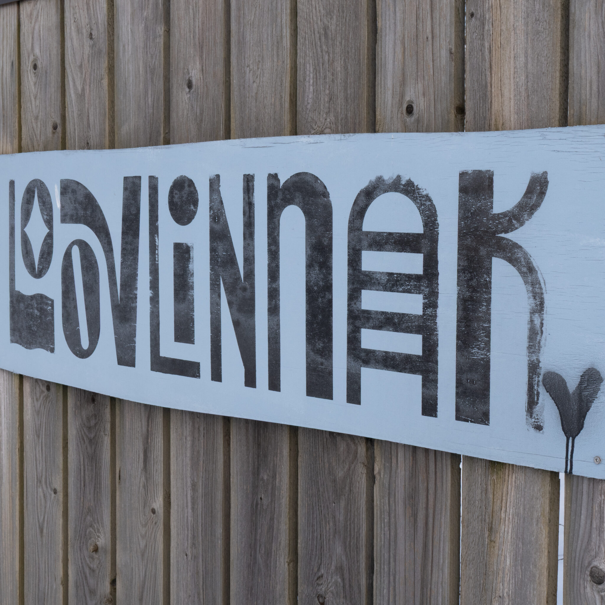 Puidust silt kirjaga LOVLINNAK.