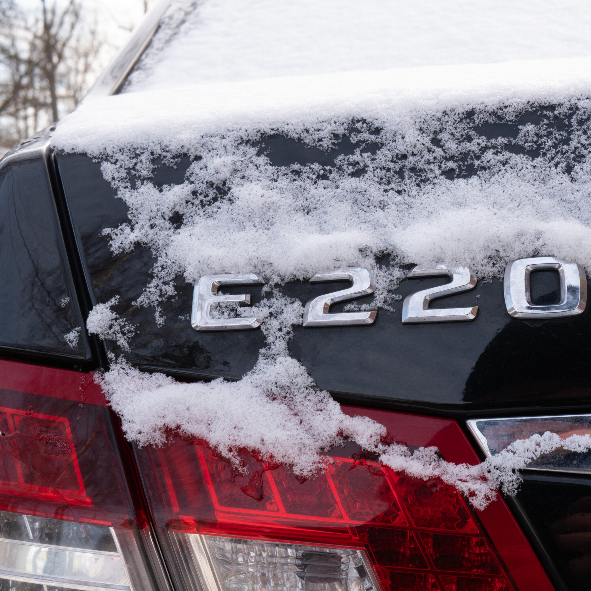 Lumega kaetud Mercedes-Benz E220.